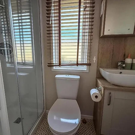 Luxury Lodge With Stunning Full Sea Views In Suffolk Ref 20234Bs Hopton on Sea Exterior photo