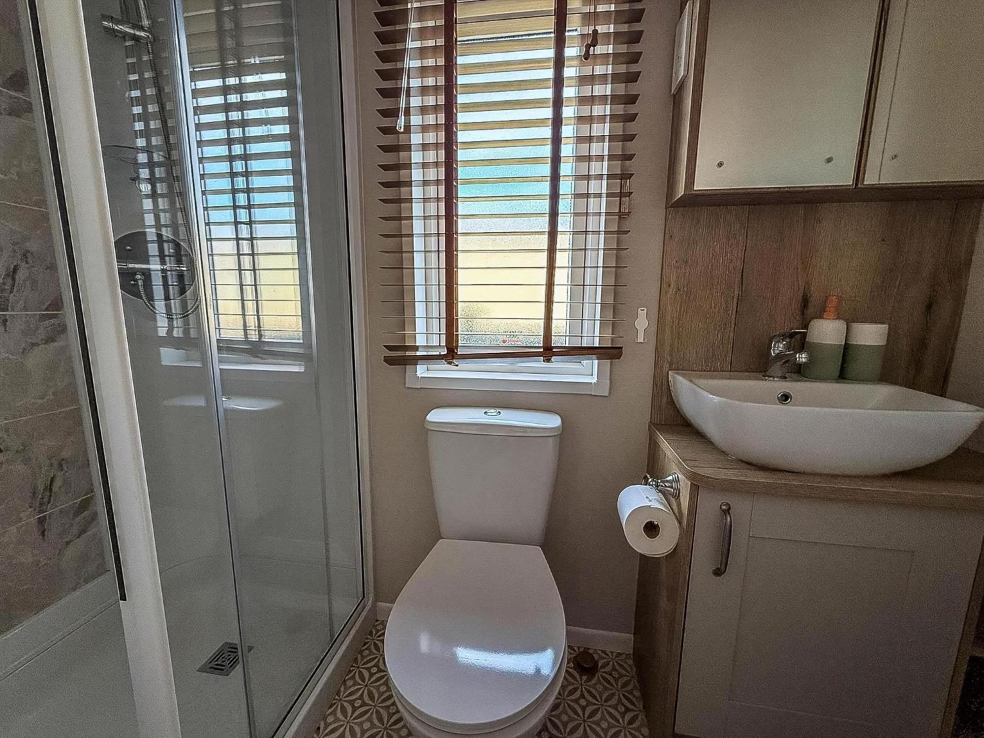 Luxury With Stunning Full Sea Views In Suffolk Ref 20234bs * Hopton on Sea