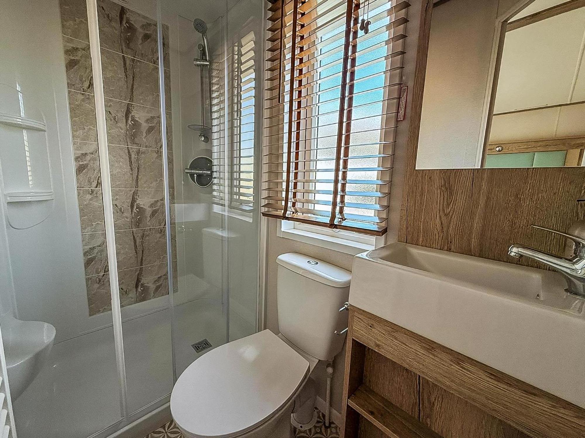 Luxury With Stunning Full Sea Views In Suffolk Ref 20234bs Hopton on Sea