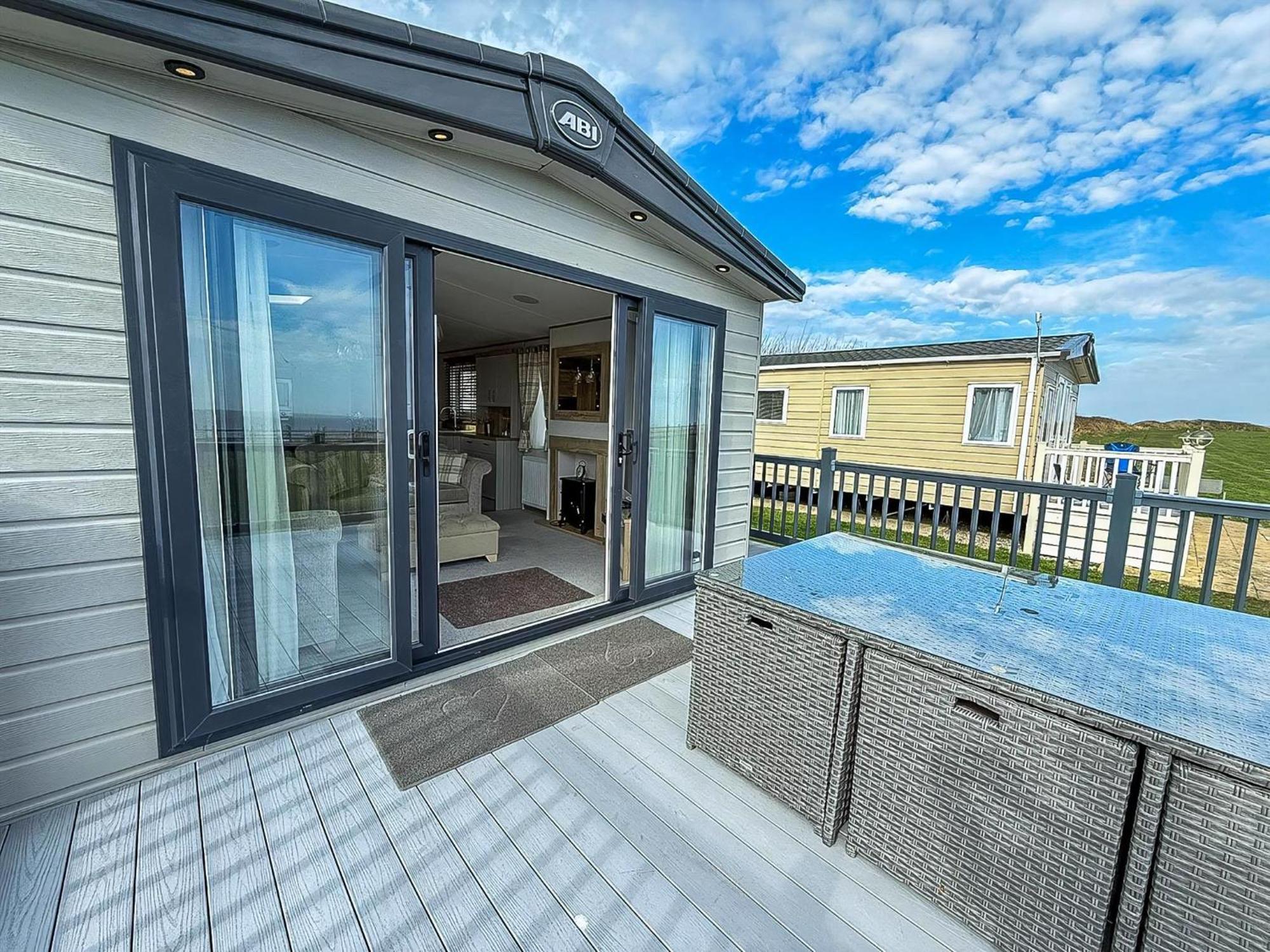 Luxury With Stunning Full Sea Views In Suffolk Ref 20234bs * Hopton on Sea