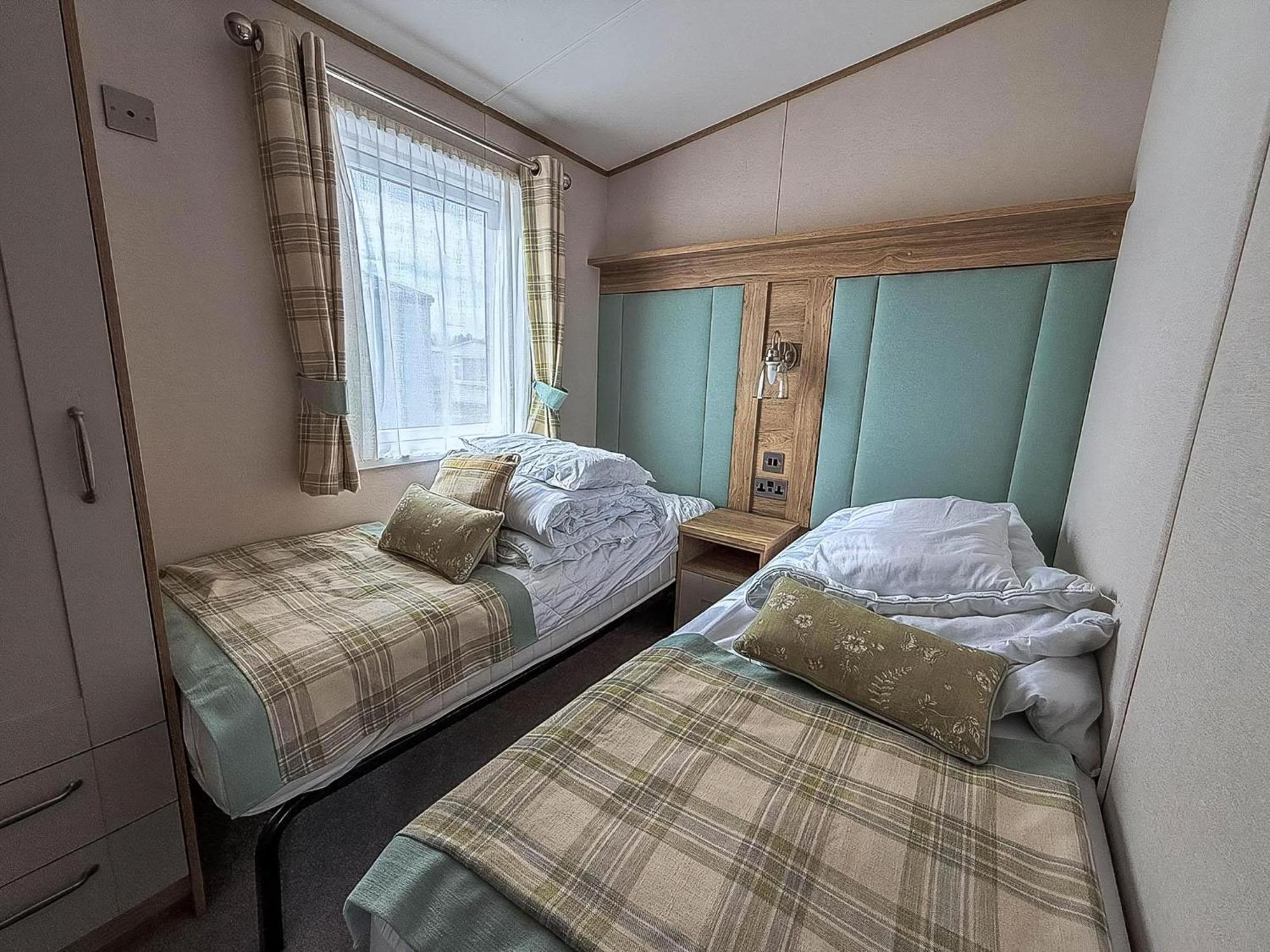 Luxury With Stunning Full Sea Views In Suffolk Ref 20234bs Lodge Hopton on Sea