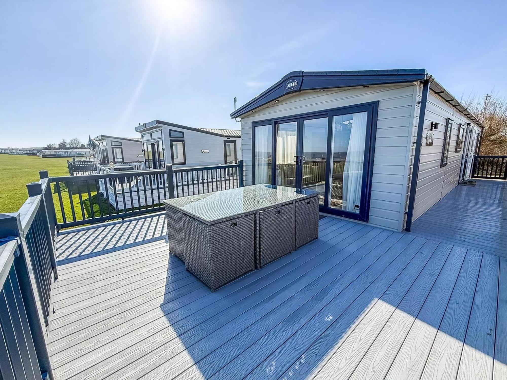 Lodge Luxury With Stunning Full Sea Views In Suffolk Ref 20234bs Hopton on Sea