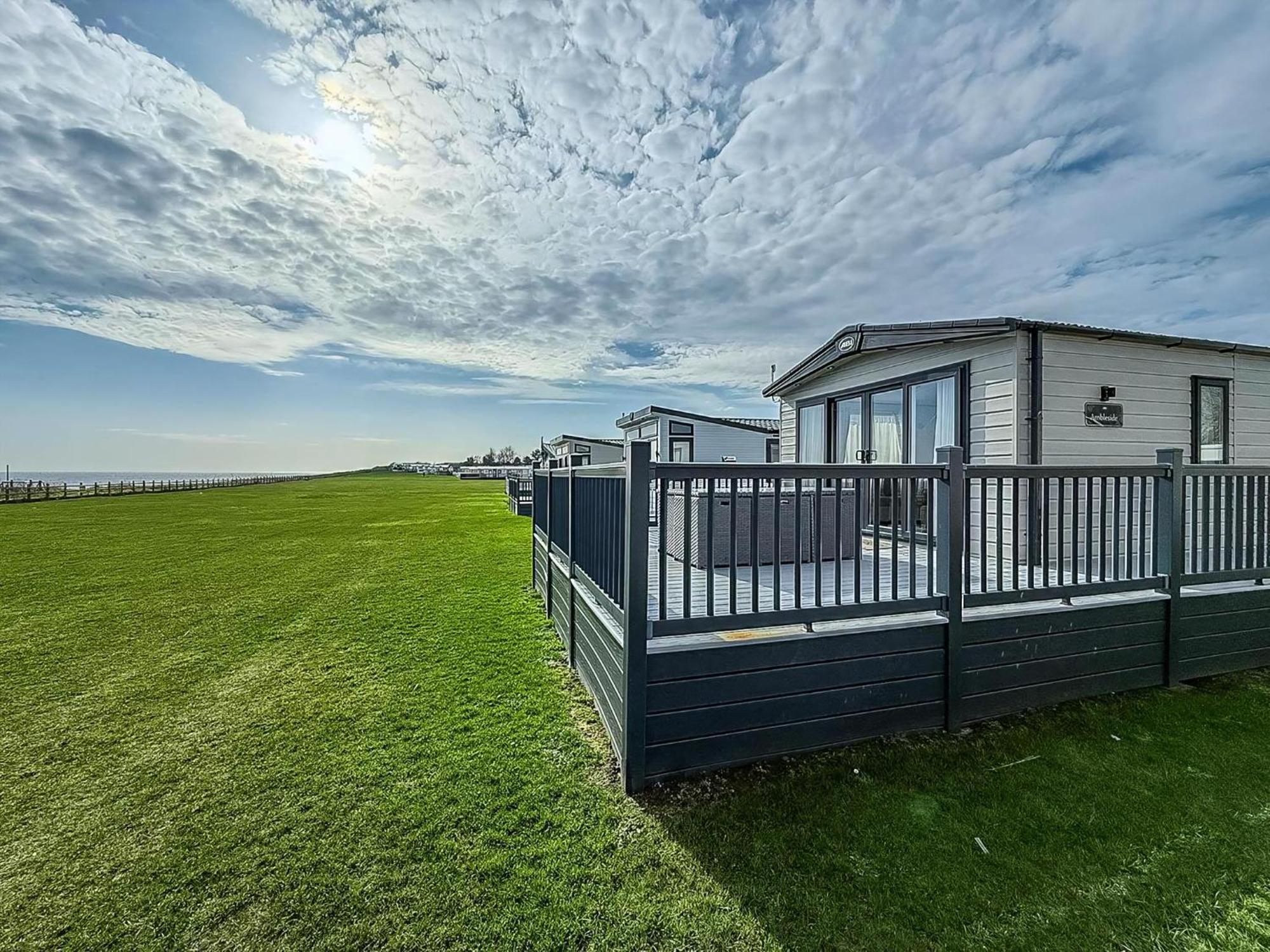 Luxury With Stunning Full Sea Views In Suffolk Ref 20234bs * Hopton on Sea