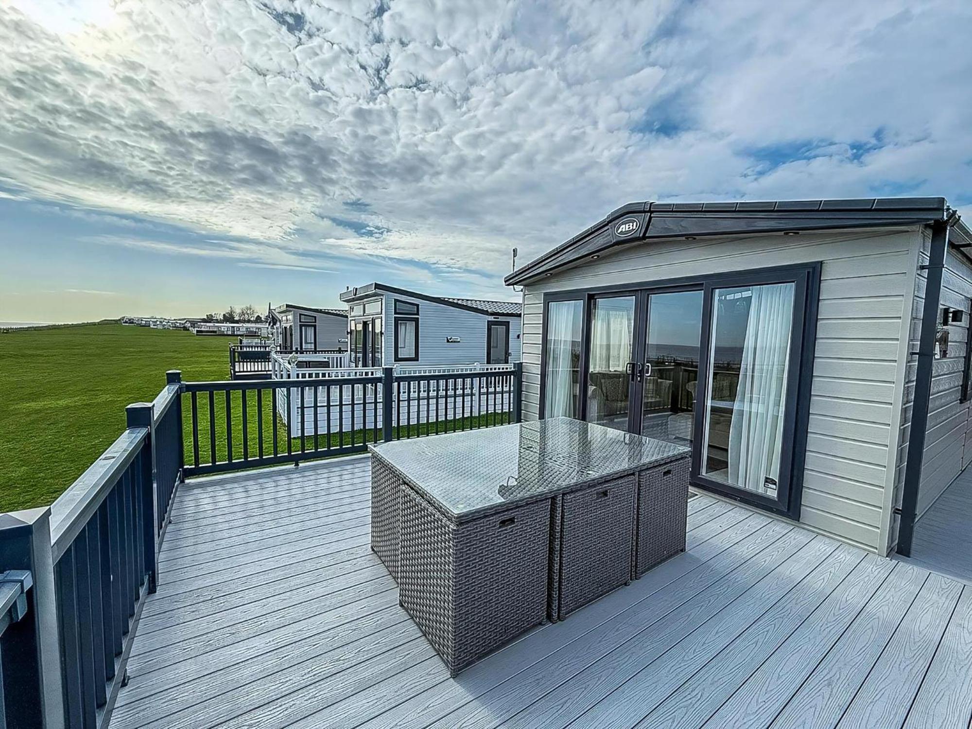 Lodge Luxury With Stunning Full Sea Views In Suffolk Ref 20234bs