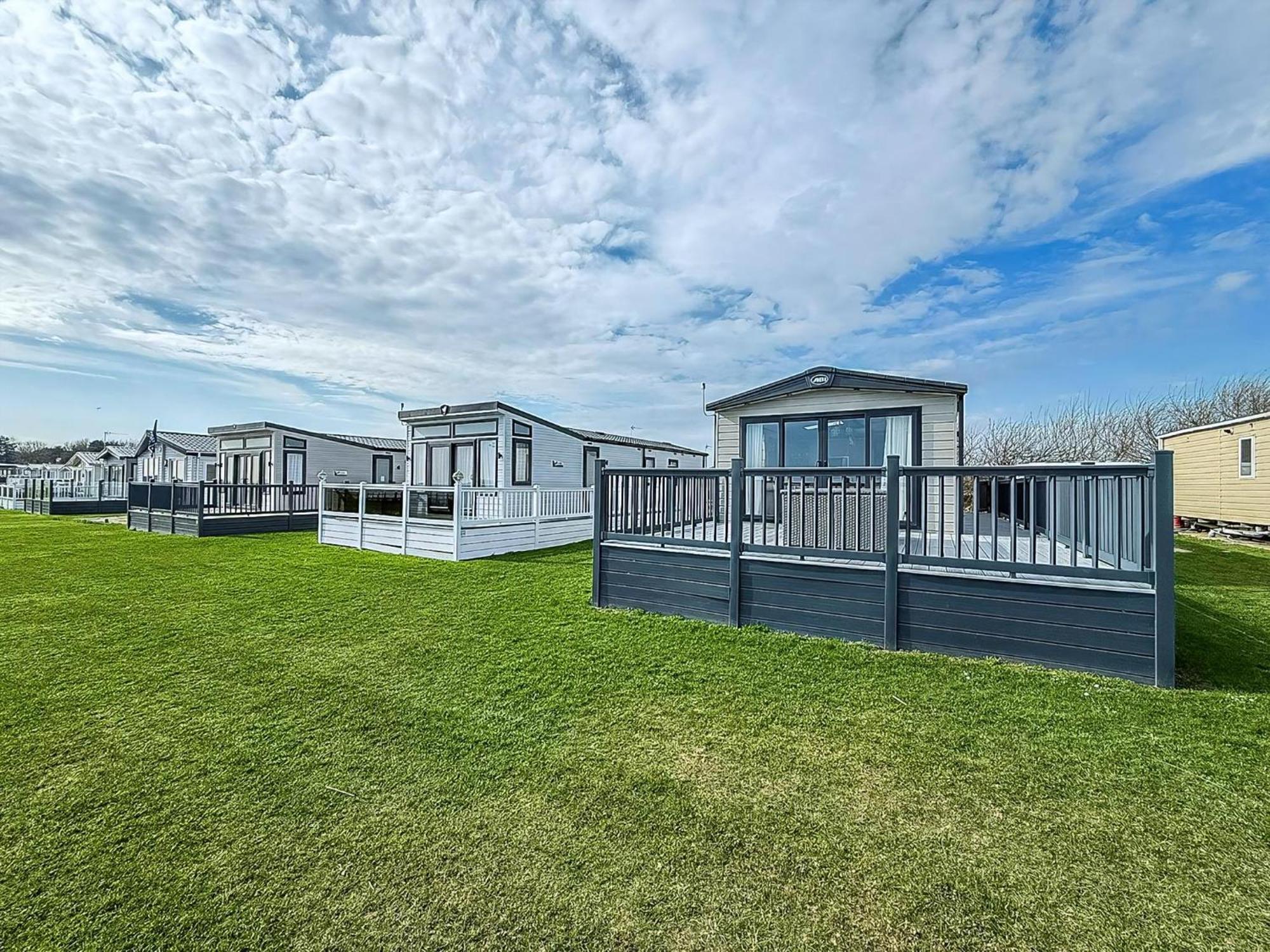 Lodge Luxury With Stunning Full Sea Views In Suffolk Ref 20234bs Hopton on Sea